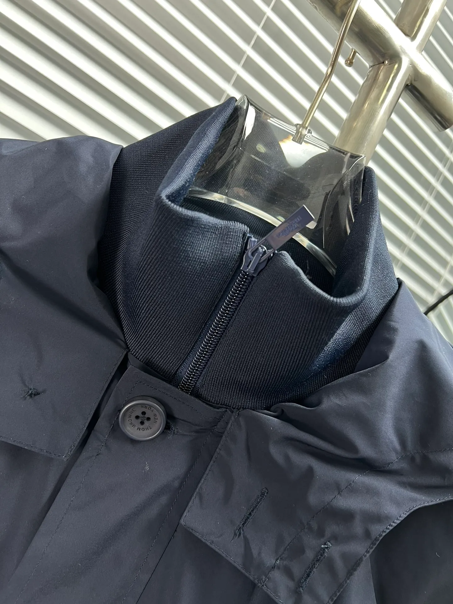 THOM BROWNE🇳🇱 ，Classic ， 。 TB ， White ， ， 。 ：Navy Blue、 Green Sizes：1-4
